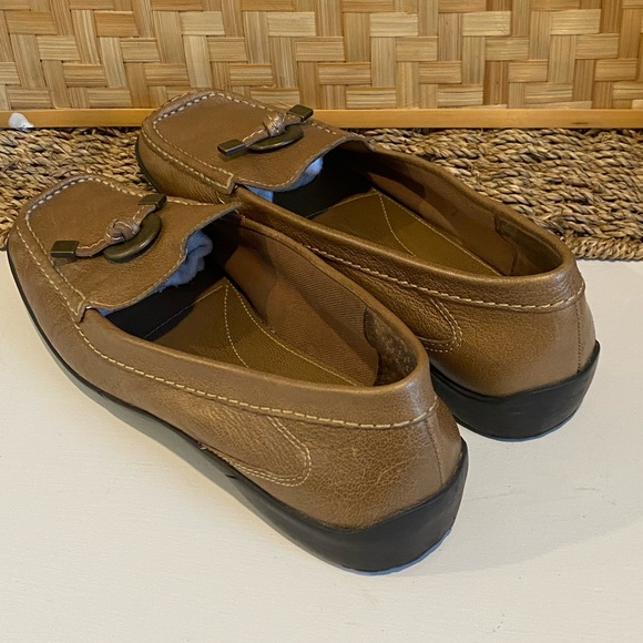 LIZ CLAIBORNE AFRICA SLIP ON LEATHER LOAFERS - Picture 4 of 6
